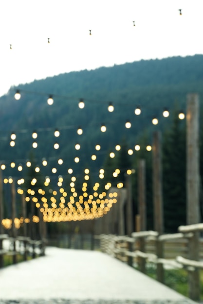 Bellissimo parco in località di montagna con luci sfocate