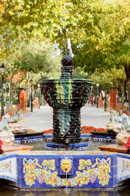 Photo beautiful park in spain with a font decorated with typical ceramic