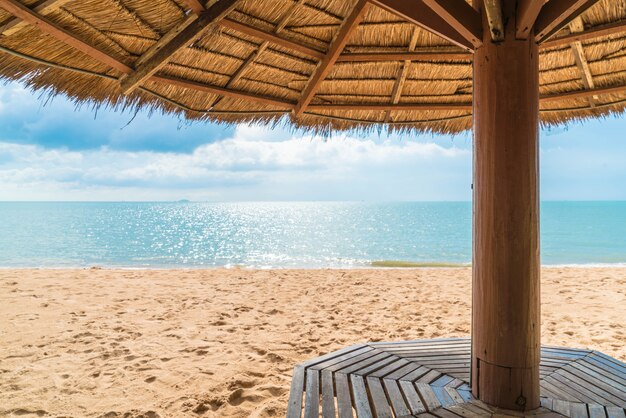 Foto bellissimo padiglione sulla spiaggia