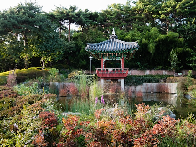 Foto bello padiglione e giardino allo stadio della coppa del mondo di seoul