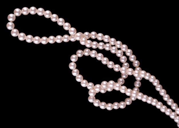 Photo beautiful pearls on black background