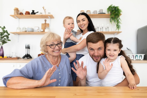 写真 自宅で家族とビデオ通話をしている美しい人々