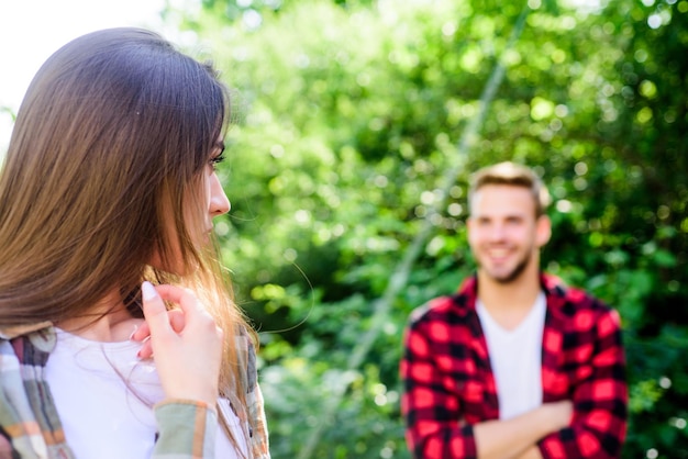 Foto bella gente uomo hipster che si innamora bella ragazza incontro casuale amore a prima vista se la donna ti conosce come lei come reagirà innamorati puri sentimenti concetto di appuntamento romantico