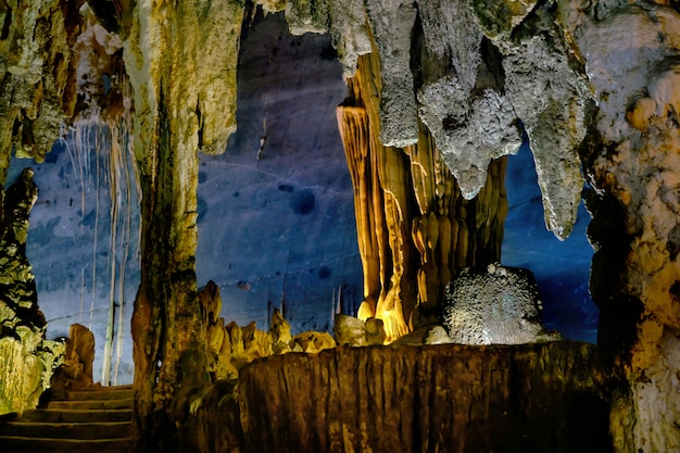 Foto la bella caverna di phong nha nel vietnam