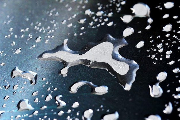 사진 다양한 모양의 유리에 물방울이 떨어지는 아름다운 사진