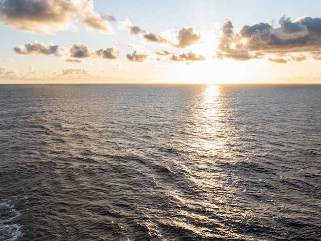 夕方の海の美しい写真