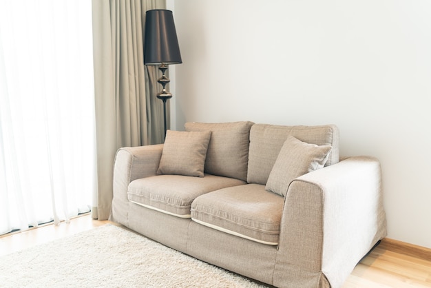 Фото Красивое украшение подушки на диване в гостиной