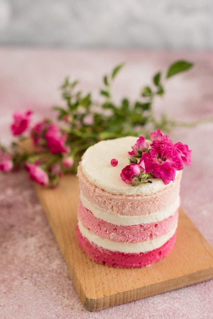 Foto bella torta di crema e frutti di bosco rosa