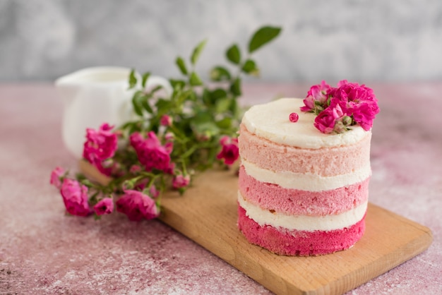 Bella torta di crema e frutti di bosco rosa