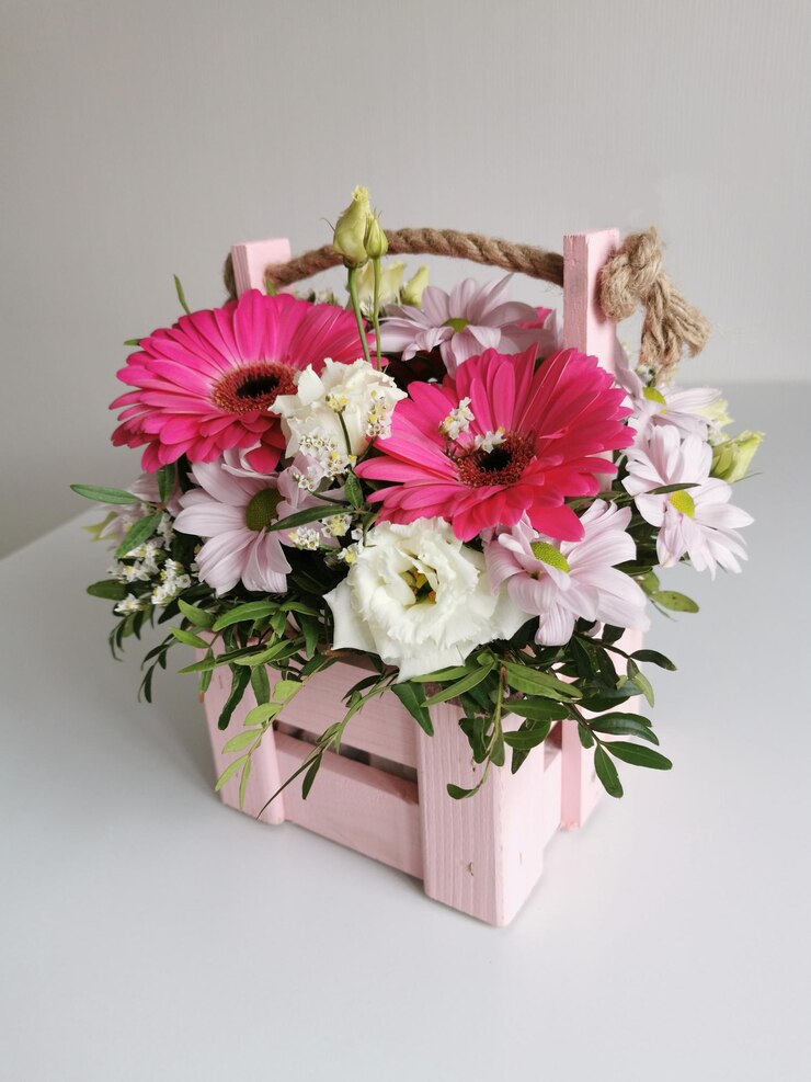 gerberas eustoma chrysanthemumspistachiosgypsophilaの美しいピンクのフラワーボックス