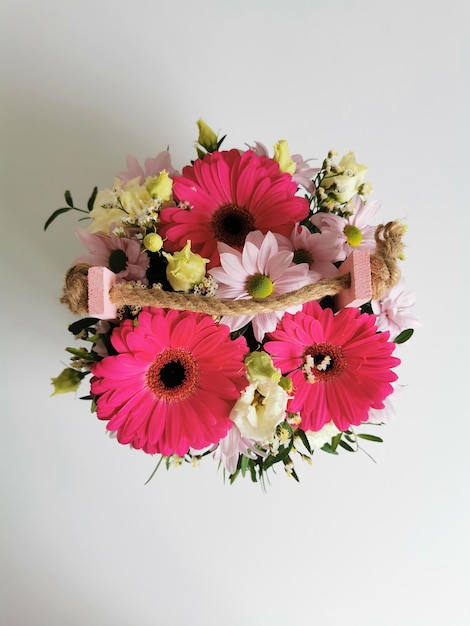 gerberas eustoma 국화 피스타치오 gypsophila가 있는 아름다운 분홍색 꽃 상자