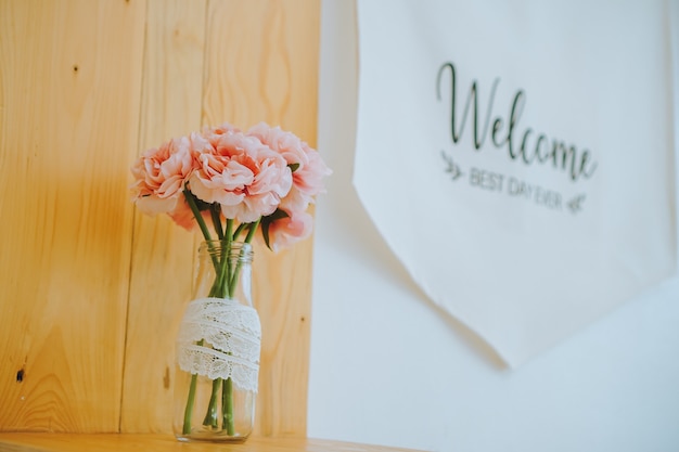 Photo beautiful pink flowers in vase at cofee shop