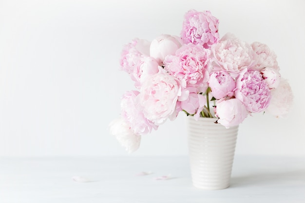 Красивый розовый пион букет цветов в вазе