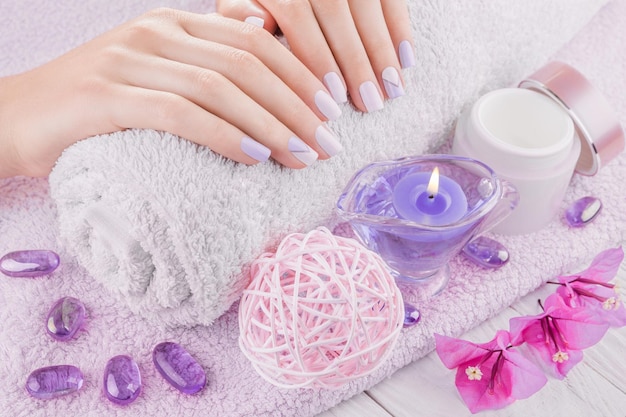 Bella manicure rosa e viola