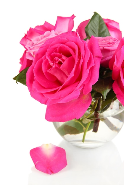 白で隔離の花瓶の美しいピンクのバラ