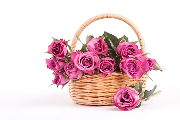 Photo beautiful pink roses in a wicker basket on white