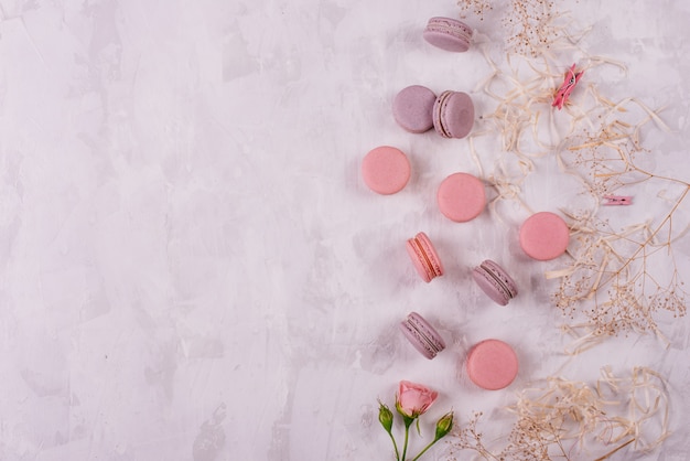 Красивые розовые вкусные миндальное печенье на бетонном фоне