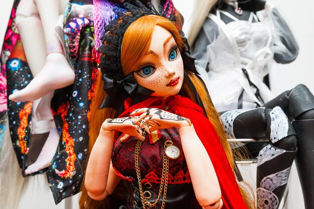 写真 明るい服を着た美しいプラスチック人形 女の子のための人形