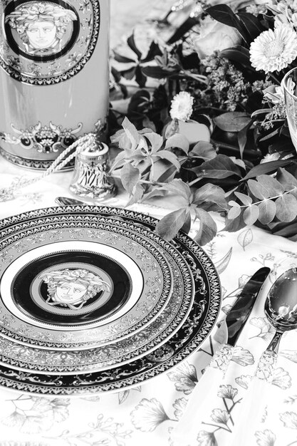 Foto bel piatto e fiori colorati perfetti freschi in piedi sul tavolo di lusso