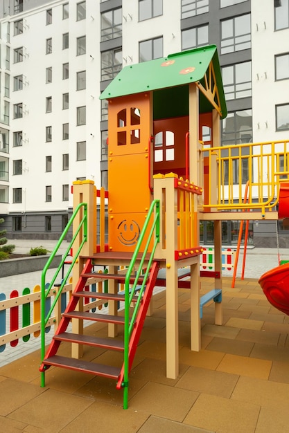 Красивая детская площадка в жилом доме