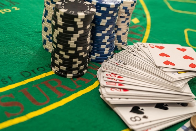 写真 緑の広々とした新しいポーカーテーブルの上からの美しいポーカーパターン。ポーカーゲームのコンセプト。興奮のコンセプト