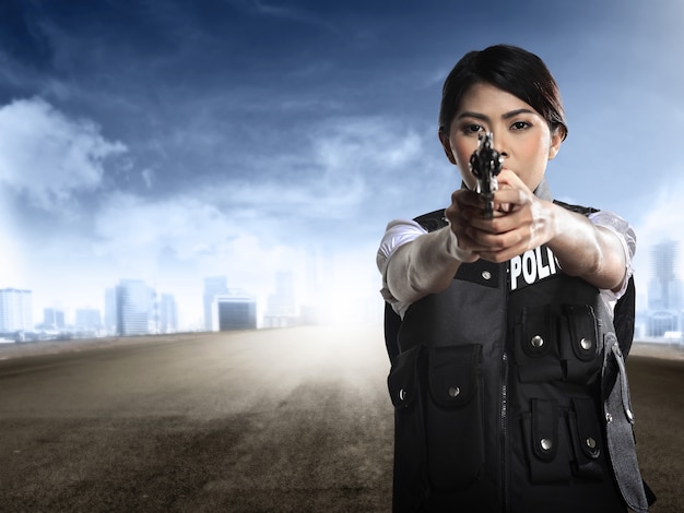 銃を保持している美しい警察の女性