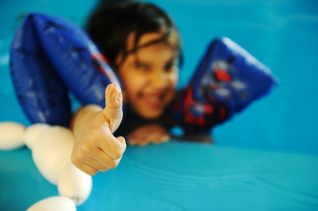 Sulla bellissima piscina, estate ottima giornata!