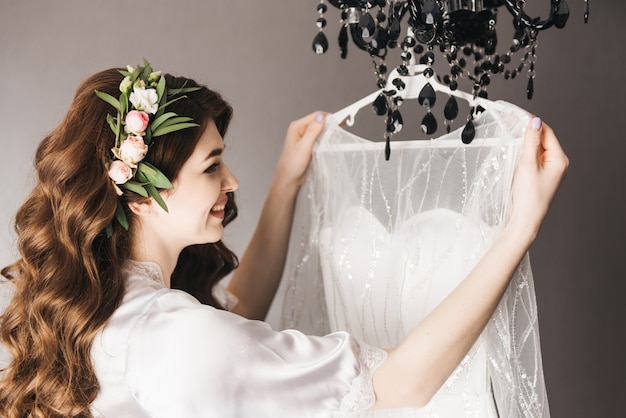 Bellissimo ritratto di una sposa in una vestaglia