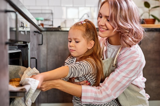 Photo beautiful portrait of mother and daughter spending time together