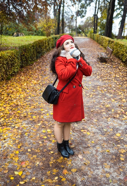 写真 秋の公園で女性の美しい肖像画