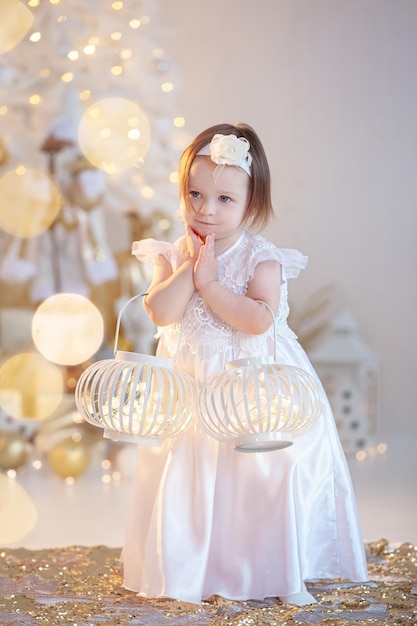 Foto bellissimo ritratto di una bambina sorridente su uno sfondo lucido