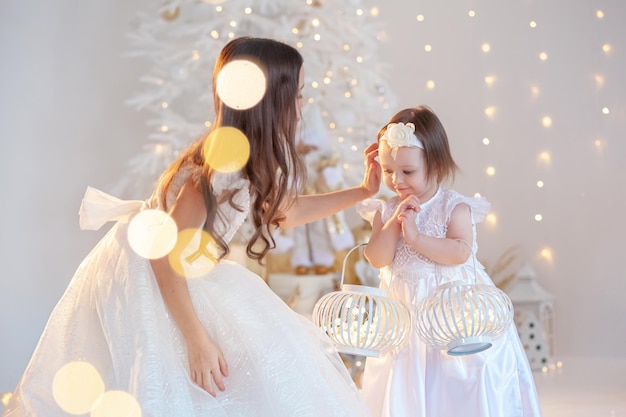 Photo beautiful portrait of a smiling baby girl on a shiny background