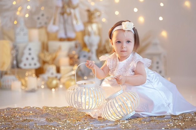 Photo beautiful portrait of a smiling baby girl on a shiny background