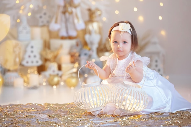 Foto bellissimo ritratto di una bambina sorridente su uno sfondo lucido