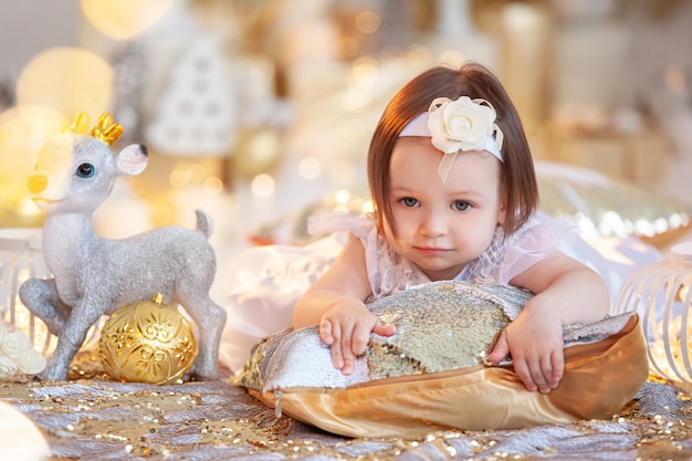 Foto bellissimo ritratto di una bambina sorridente su uno sfondo lucido