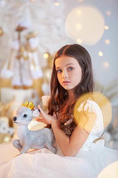 Foto bellissimo ritratto di una bambina sorridente su uno sfondo lucido