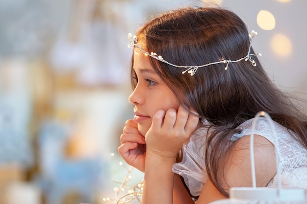 Foto bellissimo ritratto di una bambina sorridente su uno sfondo lucido