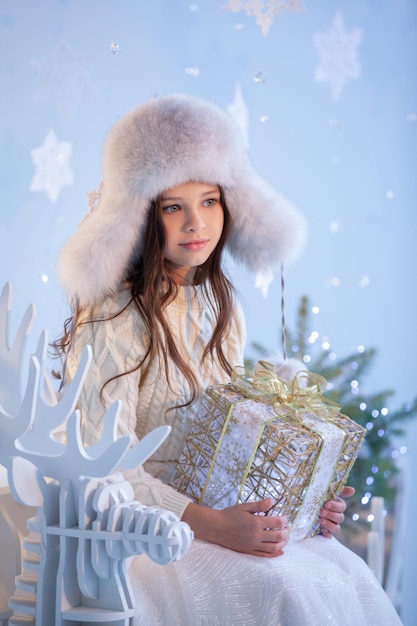 Foto bellissimo ritratto di una bambina sorridente su uno sfondo lucido