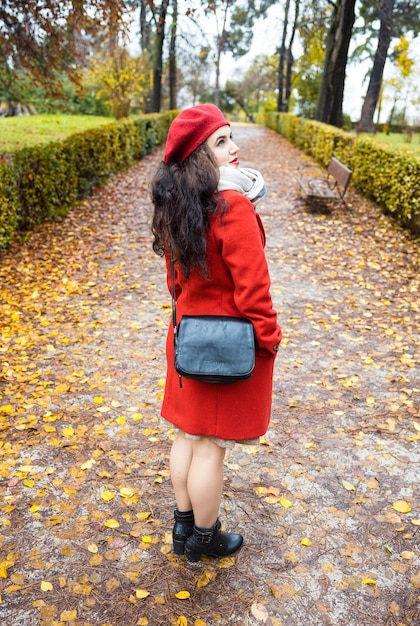 Foto bel ritratto di una donna nel parco autunnale