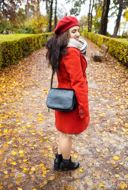 Foto bel ritratto di una donna nel parco autunnale