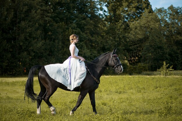Bellissimo ritratto di donna sposa con cavallo nel giorno del matrimonio Foto Premium