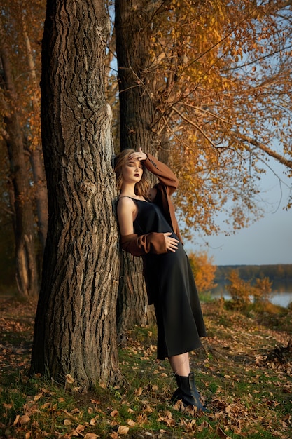 Bellissimo ritratto di una donna nella campagna del villaggio nella natura in autunno