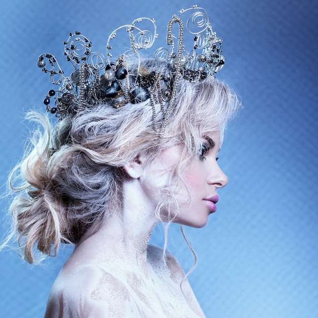 Красивый портрет молодой девушки. Образ снежной королевы с короной на голове