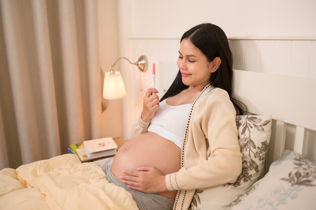 Photo beautiful pregnant woman holding positive pregnancy test fertility infertility