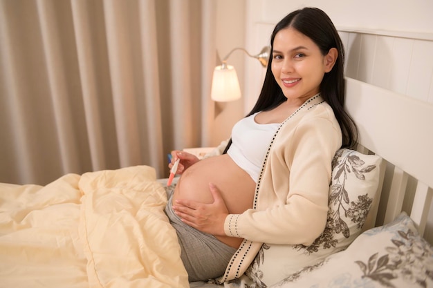 Foto bella donna incinta con un test di gravidanza positivo fertilità infertilità