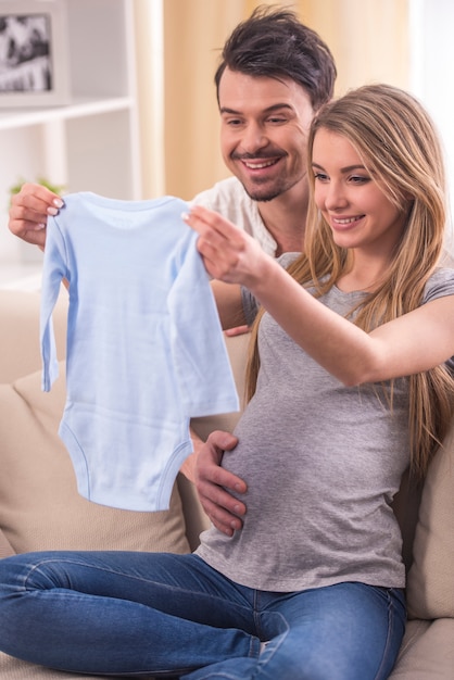 彼女の夫と美しい妊娠中の女性。