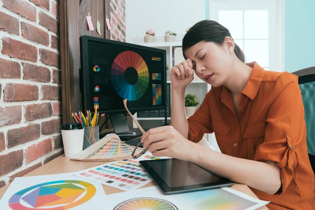 사진 아름다운 여성 디자이너가 안경을 벗고 오랜 시간 컴퓨터 작업을 하며 눈이 아프다.