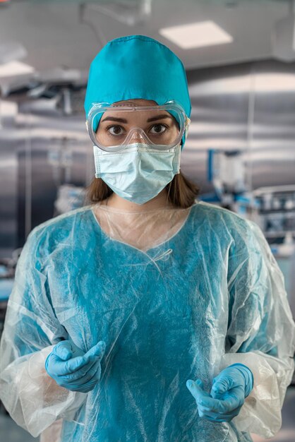 Красивая профессиональная женщина-врач позирует со стетоскопом в больнице