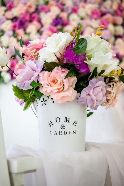 밝은 꽃 벽, 인공 꽃이 든 양동이가있는 아름다운 프로방스 스타일 인테리어