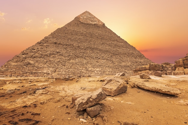 Bella piramide di khafre al sole della sera, giza, egitto.